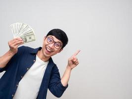 positiver asiatischer mann, der geld hält, lächeln gesten zeigen finger isoliert foto