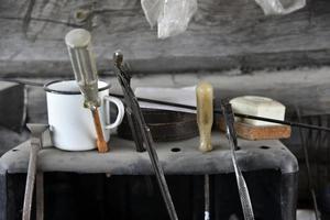 alte Werkzeuge in einem staubigen Schuppen. Werkzeuge in der Garage auf dem Regal. foto