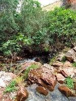 Wasser fließt im Tal foto