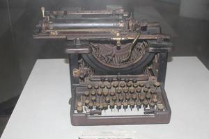 eine alte Schreibmaschine in einem Museum, ein Bild einer alten Schreibmaschine foto