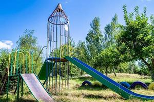 Fotografie zum Thema leerer Spielplatz mit Metallrutsche für Kinder foto