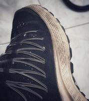 ein schwarz-weißer Schuh, der sehr schmutzig ist foto