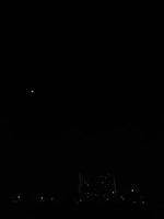 Halbmond, der nachts scheint. foto