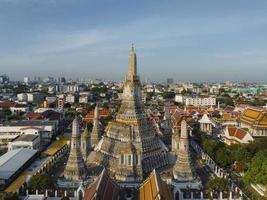 eine luftaufnahme der pagode steht prominent am wat arun tempel mit chao phraya fluss, der berühmtesten touristenattraktion in bangkok, thailand foto