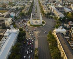 eine luftaufnahme des demokratiedenkmals in der ratchadamnoen avenue, der berühmtesten touristenattraktion in bangkok, thailand foto