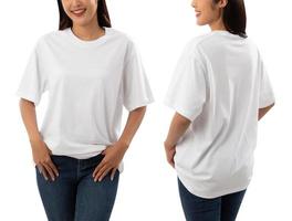 junge Frau im weißen übergroßen T-Shirt-Modell isoliert auf weißem Hintergrund mit Beschneidungspfad foto