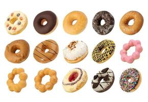 Reihe von Donuts isoliert auf weißem Hintergrund mit Beschneidungspfad foto