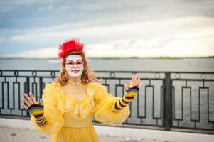 Straßenpantomime, die versucht, in der Luft zu schweben foto