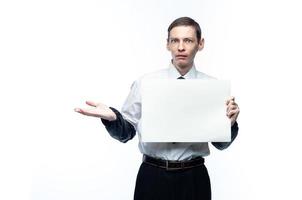 Geschäftsmann mit einem Stück Papier in seinen Händen auf einem weißen, isolierten Hintergrund foto