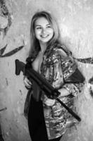 schönes Porträt eines Mädchens mit einer Waffe foto