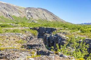 Blick auf die Klippen der Kontinentalverwerfung von Thingvellir in Island an einem sonnigen Tag im Sommer 2017 foto