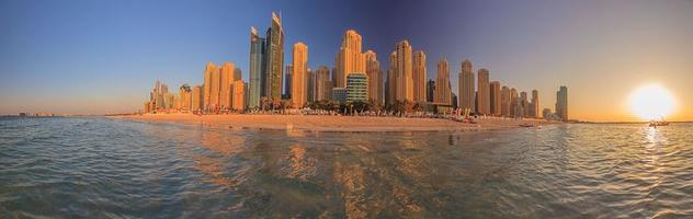 Blick auf Dubai Marina District vom offenen Strand foto