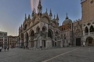 bild von st. markus basilika in venedig ohne besucher in der covid-19-saison am vorabend foto