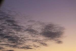 Bild des bunten Abendhimmels mit leichten Wolken foto