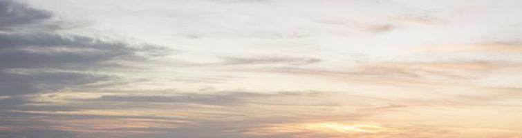 dramatischer bunter Himmel mit Nachleuchten und beleuchteten Wolken foto