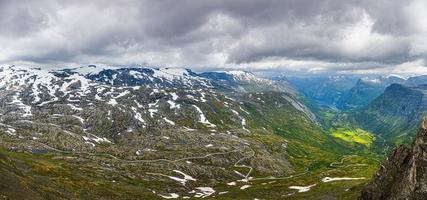 Blick von oben auf die schmale Serpentinenstraße in der Nähe von Geiranger in Norwegen im Sommer foto