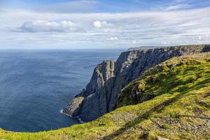 Blick von den Klippen des Nordkaps auf den Atlantik im Sommer foto