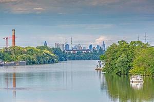 Aufnahme der Skyline von Frankfurt am Main aus großer Entfernung von der Hauptschleuse Eddersheim im Abendlicht foto