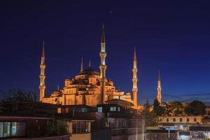 Nachtaufnahme der Sultan-Ahmet-Moschee in Istanbul foto