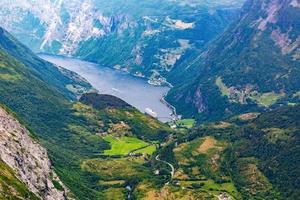 Draufsicht auf den Geirangerfjord in Norwegen im Sommer foto