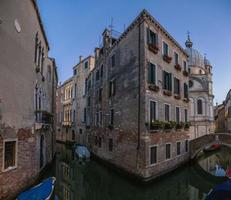 stadtszene von venedig während der covid-19-sperre ohne besucher tagsüber im jahr 2020 foto