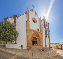 bild der kathedrale de silves im gegenlicht ohne menschen im sommer foto