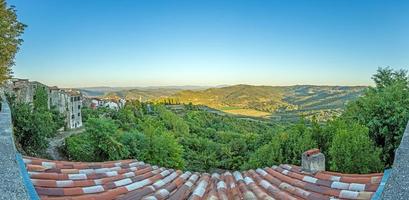 Panoramablick von der Stadtmauer von Motovun über das Umland bei Tag foto