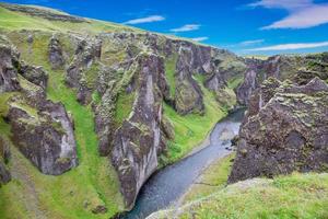 bild der urzeitlichen schlucht von fjadrargljufurn in südisland im sommer tagsüber foto