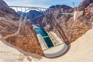 blick vom hoover dam über den colorado river mit mike o callaghan pat tillman memorial bridge am abend foto