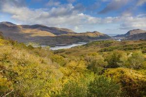 blick vom damenblick auf den muckross see im killarney national park in irland tagsüber foto