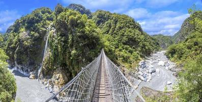 Panoramablick über die Hängebrücke im Taroko-Nationalpark auf Taiwan im Sommer foto