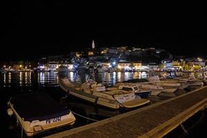Nachtpanorama über den Hafen der kroatischen Küstenstadt Vrsar in Istrien foto