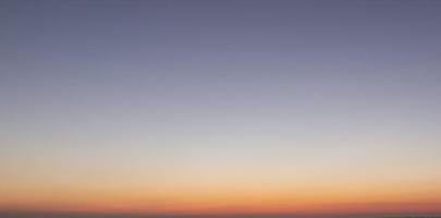 dramatischer bunter Himmel mit Nachleuchten und beleuchteten Wolken foto