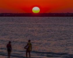 Sonnenuntergang am Strand von Dubai foto