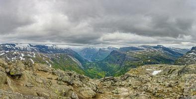 Draufsicht auf den Geirangerfjord in Norwegen im Sommer foto