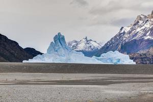 bild eines eisbergs am lago grey in patagonien foto