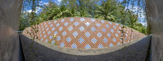 Panoramabild der Tsunami-Gedenkstätte Khao Lak in Thailand tagsüber foto