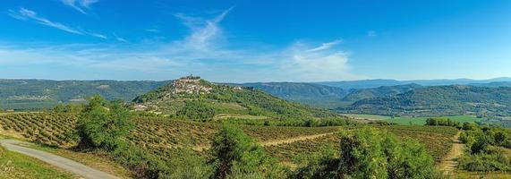 Drohnenpanorama auf der historischen kroatischen Stadt Motovun in Istrien tagsüber bei klarem Himmel und Sonnenschein foto