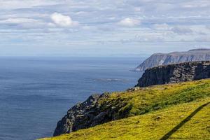 Blick von den Klippen des Nordkaps auf den Atlantik im Sommer foto