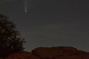 Bild des Kometen Neowise, aufgenommen vom Feldberggipfel in Deutschland am 23. Juli 2020 foto