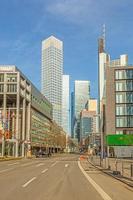 blick vom untermainkai in frankfurt über die neue mainzer straße auf die skyline im morgenlicht foto