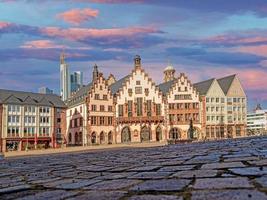 Panoramablick über den historischen Frankfurter Römerplatz mit Rathaus, Kopfsteinpflasterstraßen und alten Fachwerkhäusern im Morgenlicht foto