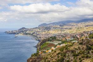 Panoramabild über der Hauptstadt Funchal auf der portugiesischen Insel Madeira bei Tag foto