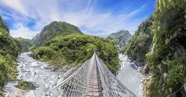 Panoramablick über die Hängebrücke im Taroko-Nationalpark auf Taiwan im Sommer foto