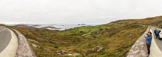 Panoramabild einer typischen irischen Landschaft bei Tag foto