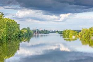 Aufnahme der Skyline von Frankfurt am Main aus großer Entfernung von der Hauptschleuse Eddersheim im Abendlicht foto