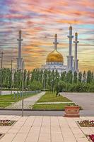 Blick auf die Nur-Astana-Moschee mit ihren goldenen Kuppeln in der kasachischen Stadt Astana bei Sonnenuntergang foto