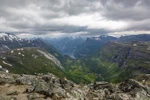 Draufsicht auf den Geirangerfjord in Norwegen im Sommer foto