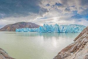 Panoramablick über den grauen Lago und den Rand des grauen Gletschers im Nationalpark Torres del Paine in Patagonien foto