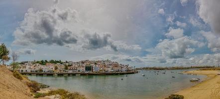 Panoramabild des kleinen Dorfes Ferragudo in Portugal im Sommer foto